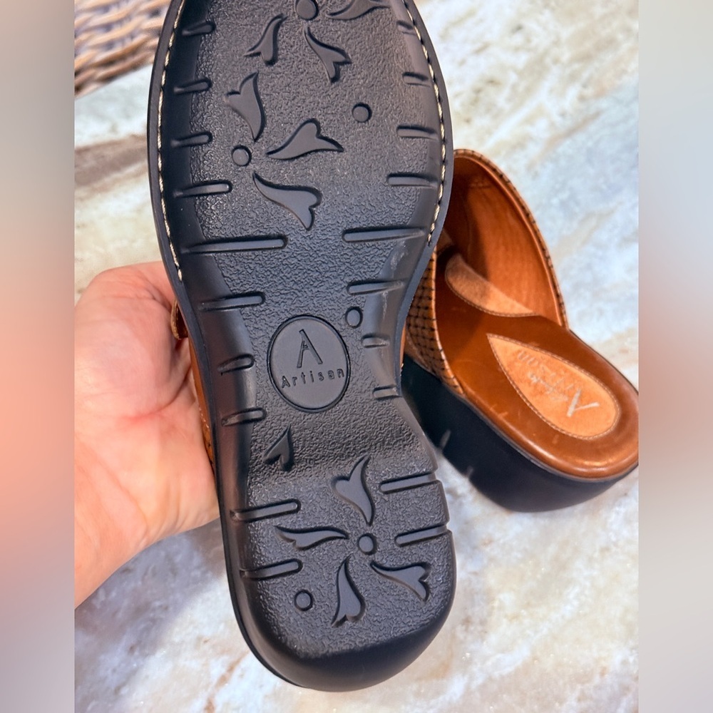 Women’s CLARKS Artisan brown leather woven mules- Size 8 - Picture 6 of 7